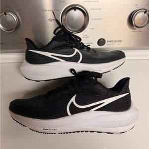 Women’s Nike Black and White Air Zoom Pegasus 39 Running Shoes